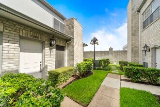 7396 Regency Square Ct in Houston, TX - Foto de edificio - Building Photo