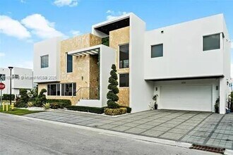 6767 NW 103rd Pl in Doral, FL - Building Photo - Building Photo