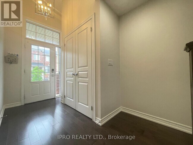 2187-2187 Fiddlers Way in Oakville, ON - Building Photo - Building Photo