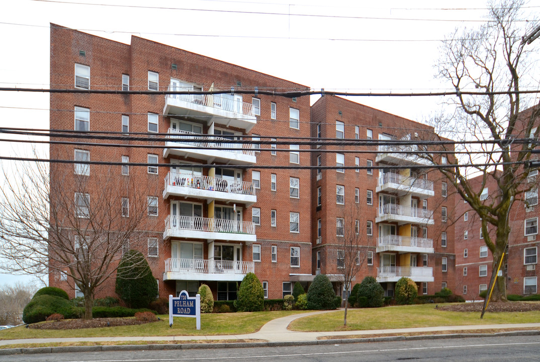 Pelham Pointe in New Rochelle, NY - Foto de edificio