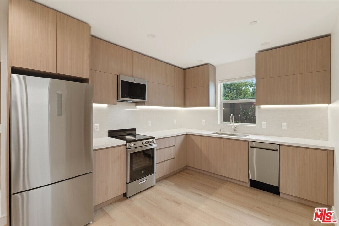 5532 Sunnyslope Ave in Los Angeles, CA - Building Photo
