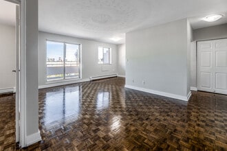 16 Champlain Avenue in Hamilton, ON - Building Photo - Interior Photo