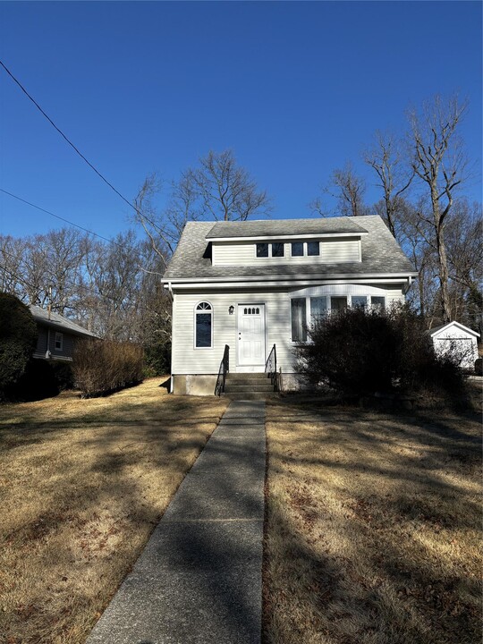 75 North St in Huntington Station, NY - Building Photo