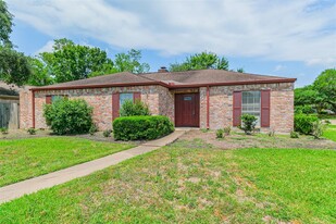 13910 Locke Ln in Houston, TX - Building Photo