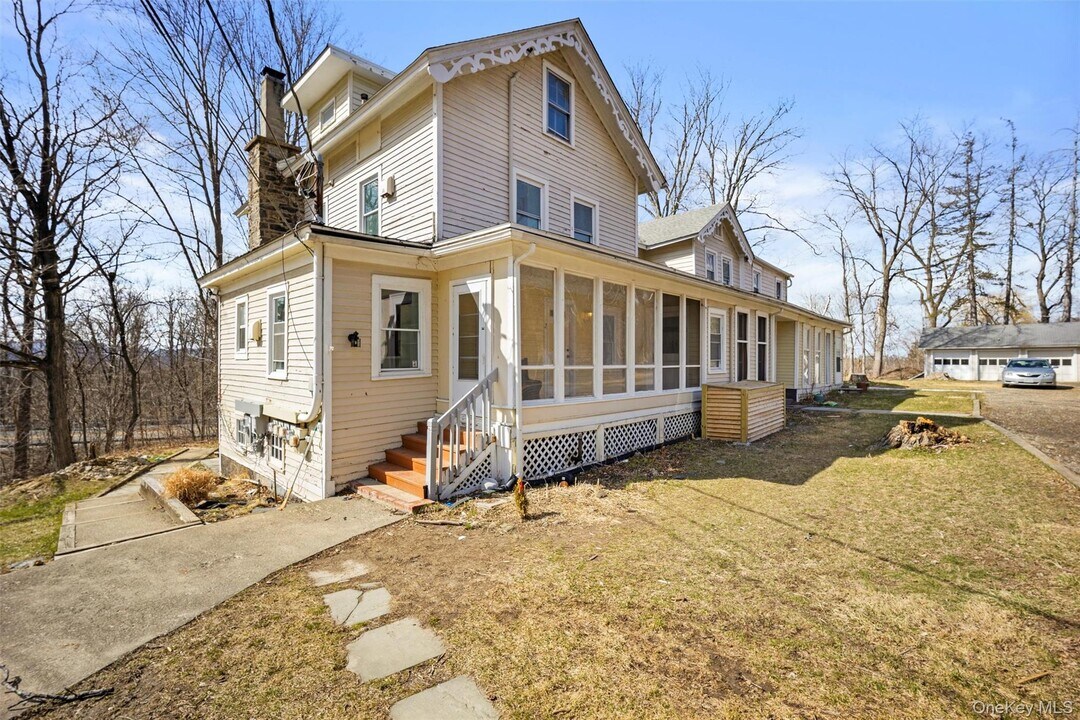 67 Old Albany Post Rd in Rhinebeck, NY - Building Photo