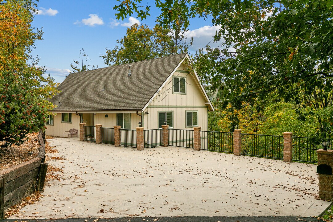27687 N Bay Rd in Lake Arrowhead, CA - Building Photo