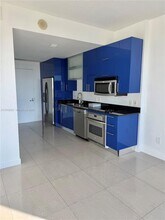 60 SW 13th St in Miami, FL - Building Photo - Building Photo