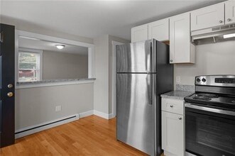 54 Hillside Ave in Tiverton, RI - Building Photo - Building Photo