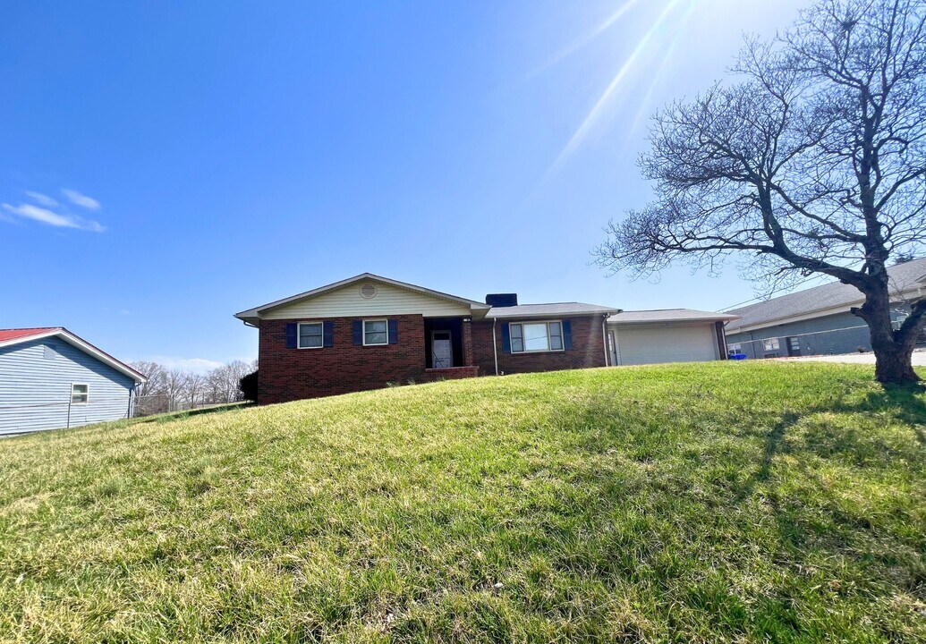 1097 NC-18 in Wilkesboro, NC - Building Photo