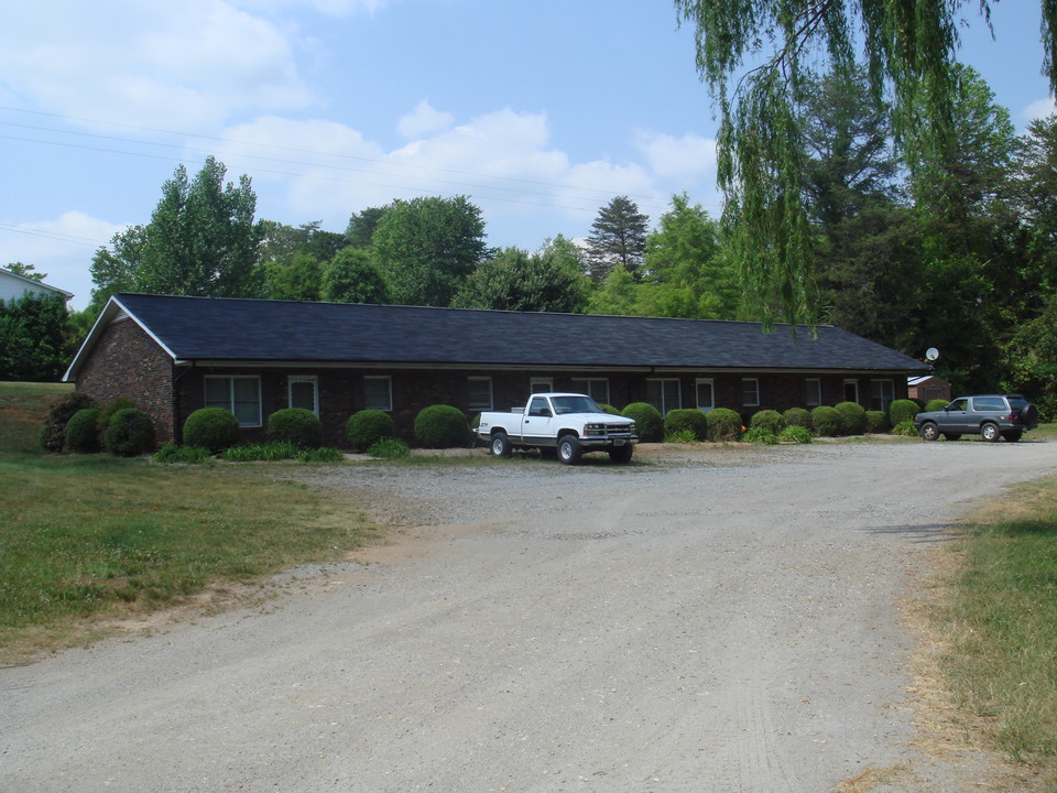 2606 Fairwood Dr in Hudson, NC - Building Photo