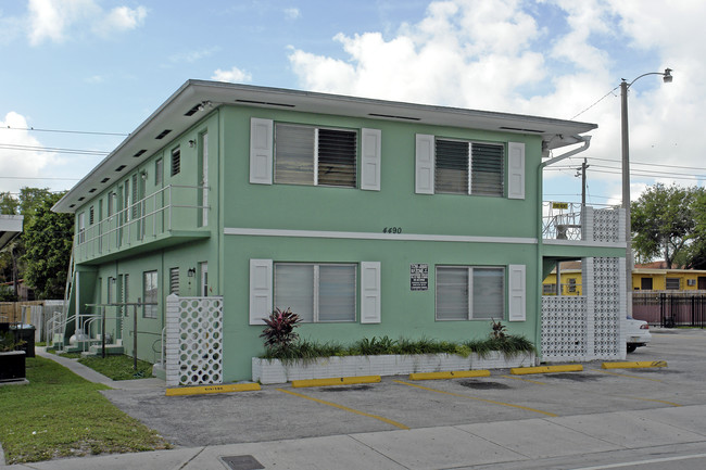 4490 W Flagler St in Miami, FL - Foto de edificio - Building Photo