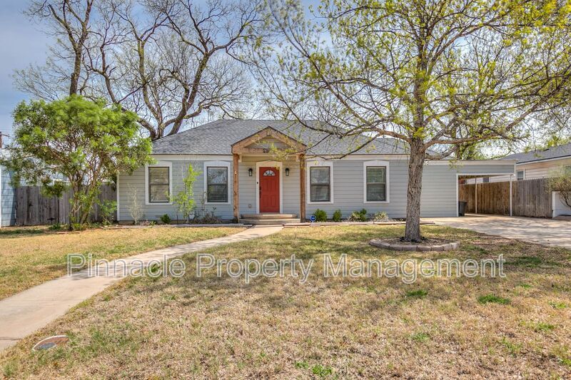 2205 Live Oak St in San Angelo, TX - Foto de edificio