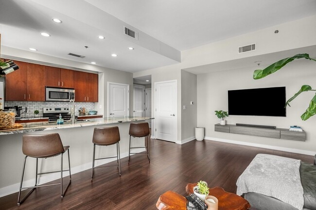 property at 565 Peachtree St NE