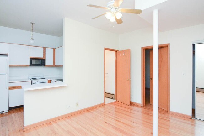 645 W Barry Ave, Unit A01C