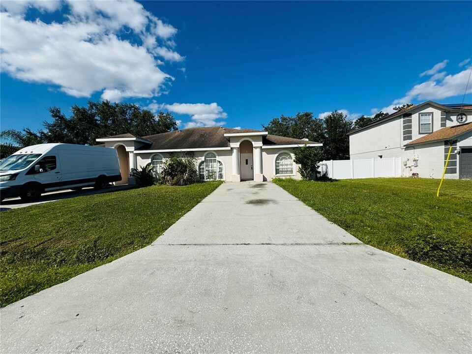 621 Bluebill Ln in Poinciana, FL - Foto de edificio