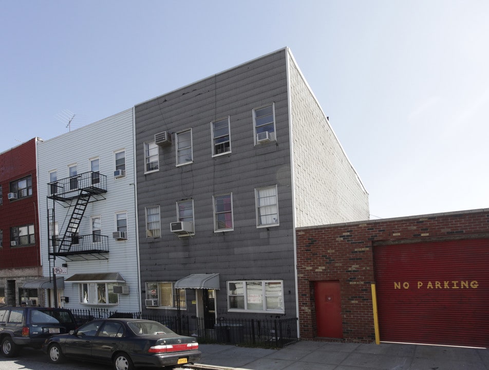 394 Manhattan Ave in Brooklyn, NY - Building Photo