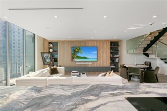 90 SW 3rd St in Miami, FL - Building Photo - Building Photo