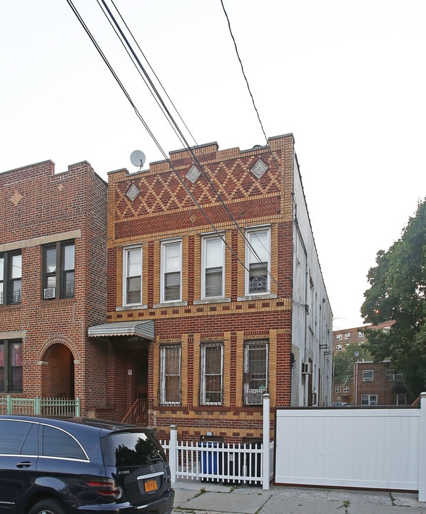 785 Logan St in Brooklyn, NY - Building Photo