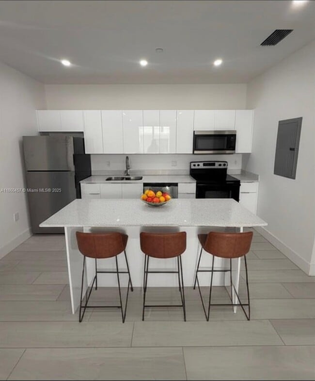 property at 909 E 24th St