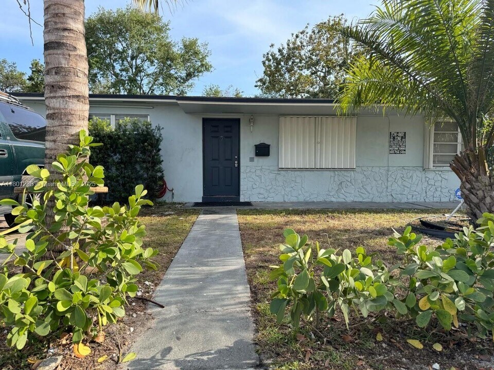 60 NE 184th Terrace in Miami, FL - Building Photo