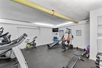 1401 S Ocean Dr, Unit 301 in Hollywood, FL - Foto de edificio - Building Photo