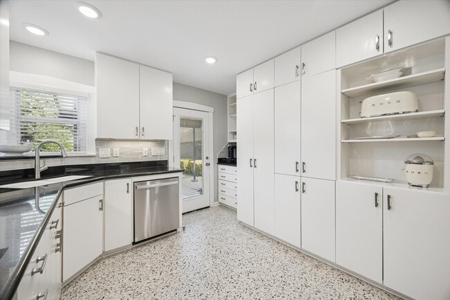 property at 2420 Nottingham St