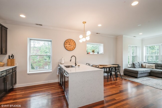 2634 W Logan Blvd in Chicago, IL - Building Photo - Building Photo