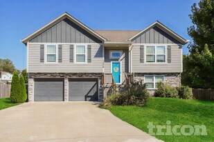 10008 E 212th St in Peculiar, MO - Building Photo