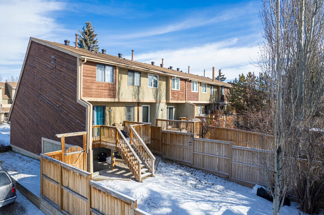 305 Woodvale Cres SW in Calgary, AB - Building Photo