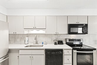 8743 Thomas Dr in Panama City Beach, FL - Building Photo - Building Photo