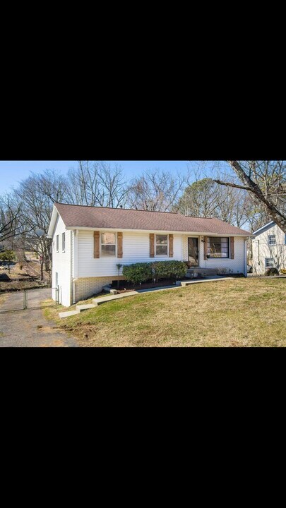 5017 McLendon Dr in Antioch, TN - Building Photo