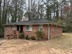 6450 Raymond Dr in Union City, GA - Building Photo