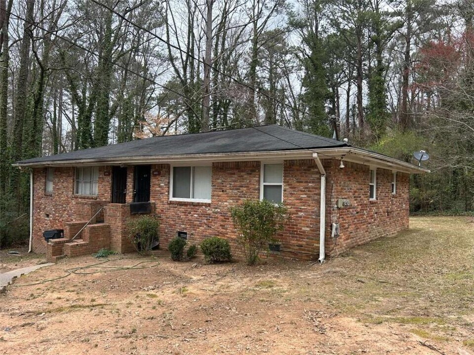 6450 Raymond Dr in Union City, GA - Building Photo