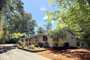 1011 Howard Hls Rd in Lafayette, CA - Building Photo