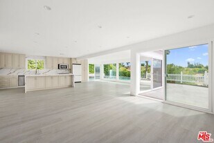 7124 Gateshead Way in Los Angeles, CA - Building Photo