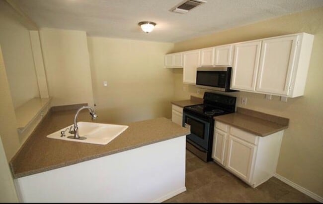 5663 Larkdale Dr in San Antonio, TX - Building Photo - Building Photo