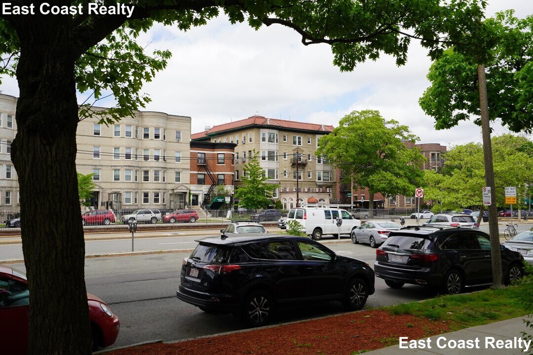 1292 Commonwealth Ave in Boston, MA - Building Photo