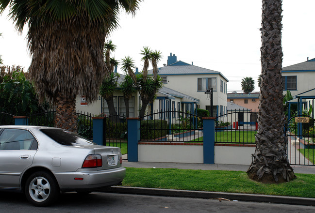 412 E 99th St in Inglewood, CA - Foto de edificio - Building Photo