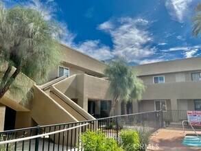 44220 San Pablo Ave, Unit 4 in Palm Desert, CA - Foto de edificio - Building Photo