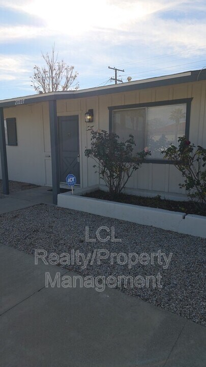 27227 Sun City Blvd in Menifee, CA - Foto de edificio