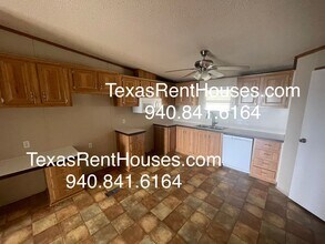 12872 McFall Rd in Iowa Park, TX - Building Photo - Building Photo