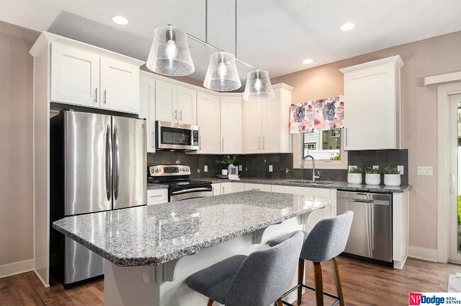 5138 Dodge St in Omaha, NE - Building Photo - Building Photo