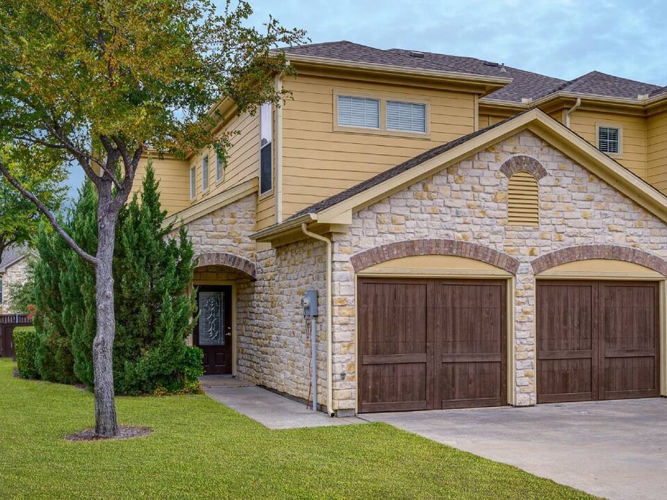 Riachi at One21 in Plano, TX - Foto de edificio