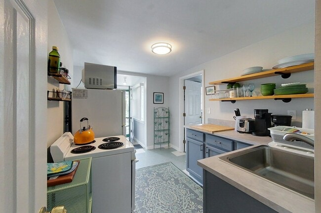 33 Warren Ave in Middletown, RI - Foto de edificio - Building Photo