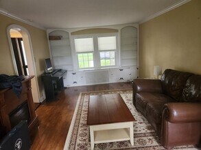 217 North St in Middlebury, CT - Building Photo - Building Photo