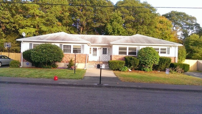47 Acorn Dr in Randolph, MA - Foto de edificio - Building Photo