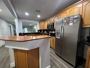 460 Lakeview Dr in Weston, FL - Building Photo - Building Photo