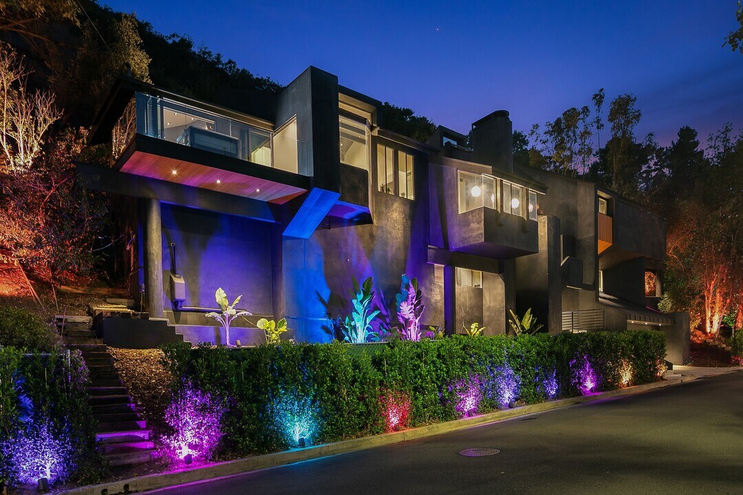 2001 Roscomare Rd in Los Angeles, CA - Building Photo
