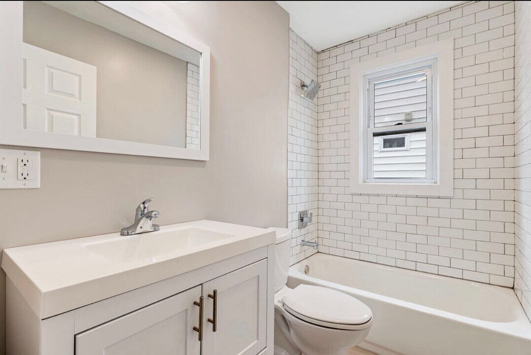 121 Oakland Pl, Unit #1 in Stratford, CT - Building Photo