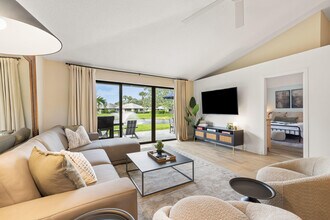 206 Club Dr in Palm Beach Gardens, FL - Building Photo - Building Photo